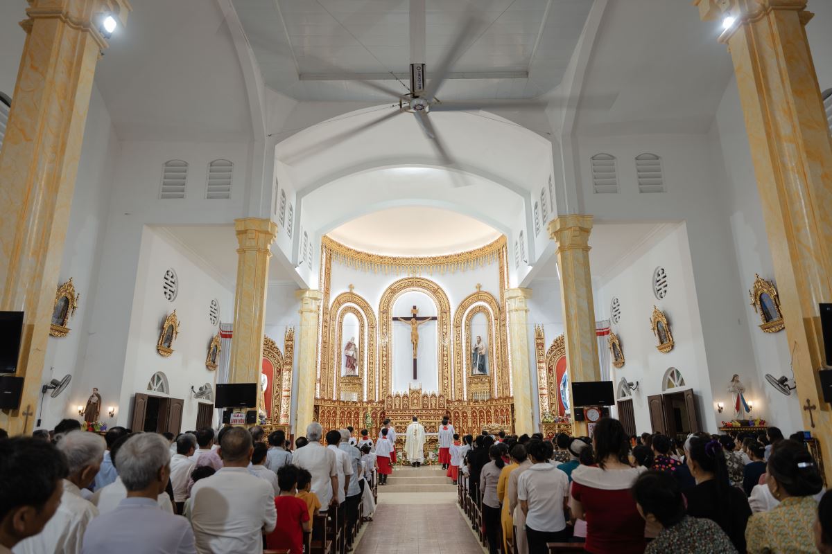 Đông đảo cộng đoàn dân Chúa tham dự Thánh lễ