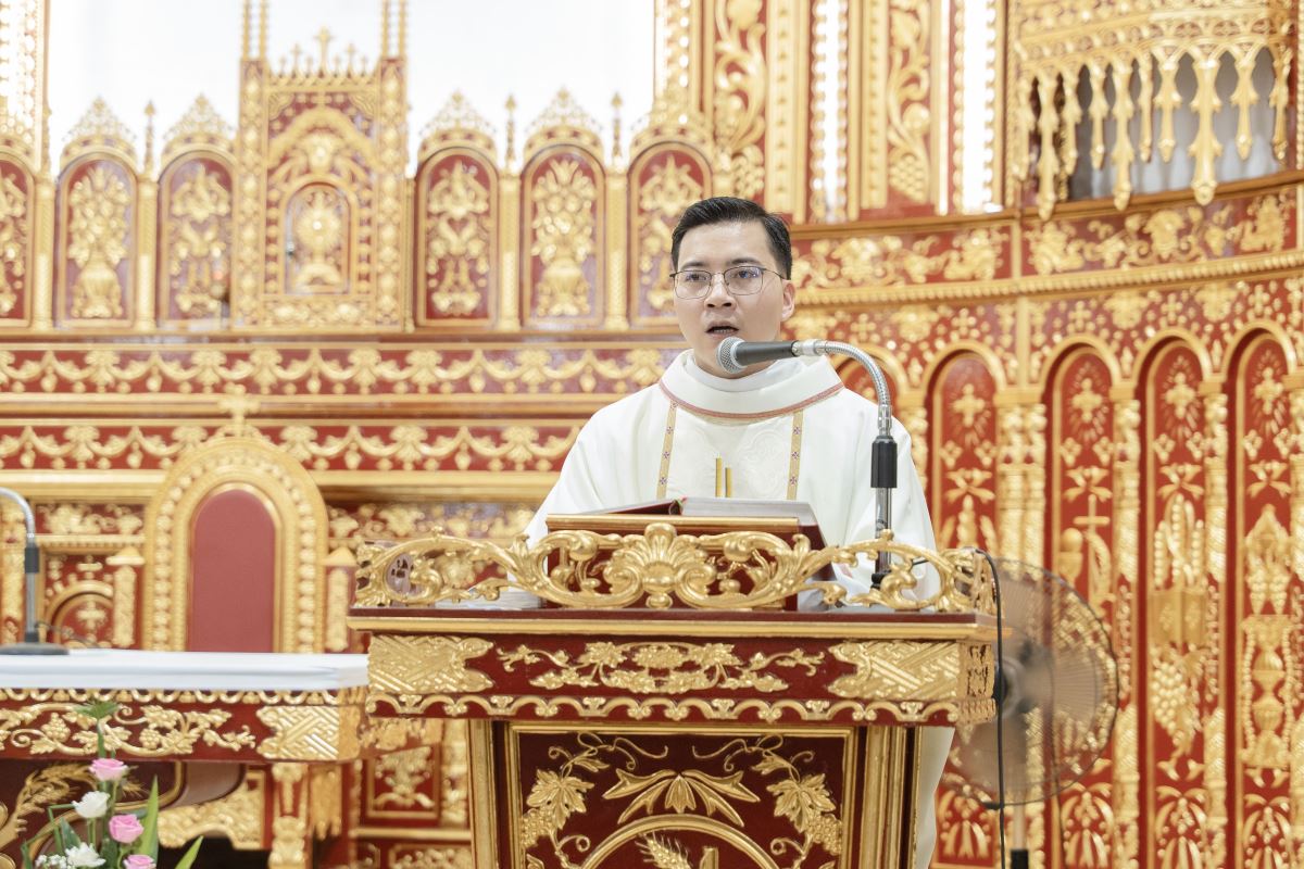 Cha phó Giuse giảng lễ