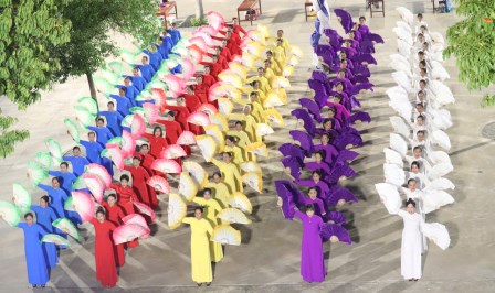 Giáo Xứ Hoàng Xá Dâng Hoa Khai Mạc Tháng Thánh Tâm Chúa Giêsu