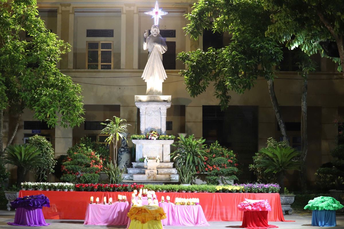 Tượng đài Lòng Chúa Thương Xót - nơi cộng đoàn dâng hoa