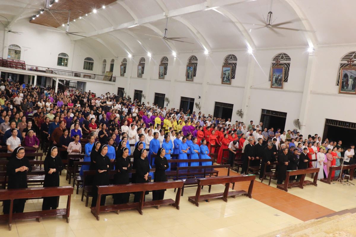 Đông đảo cộng đoàn tham dự Thánh lễ