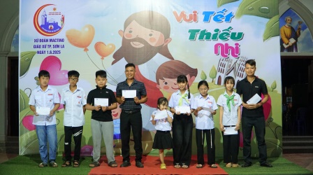 Giáo Xứ Sơn La Khai Mạc Tháng Kính Thánh Tâm Chúa Giêsu, Trao Thưởng Giáo Lý & Vui Tết Thiếu Nhi 1/6