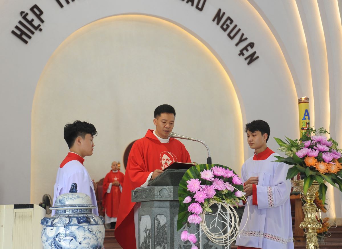 Cha Giuse Nguyễn Duy Đồng công bố Lời Chúa và giảng lễ