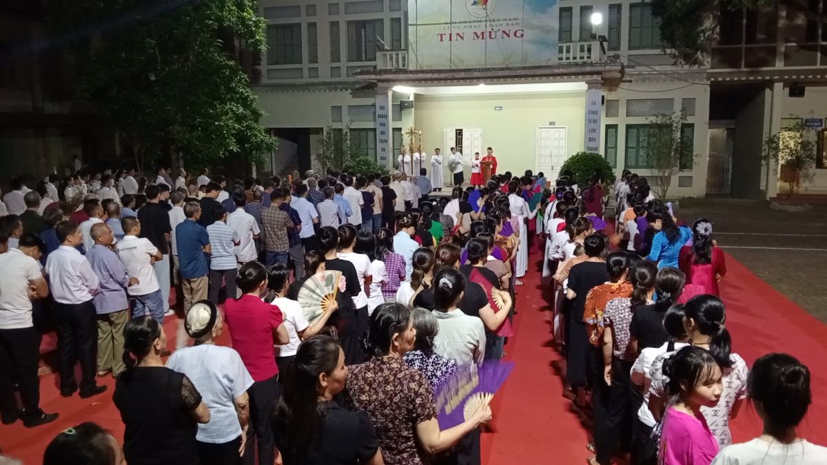 Cộng đoàn tham dự nghi thức hành hương