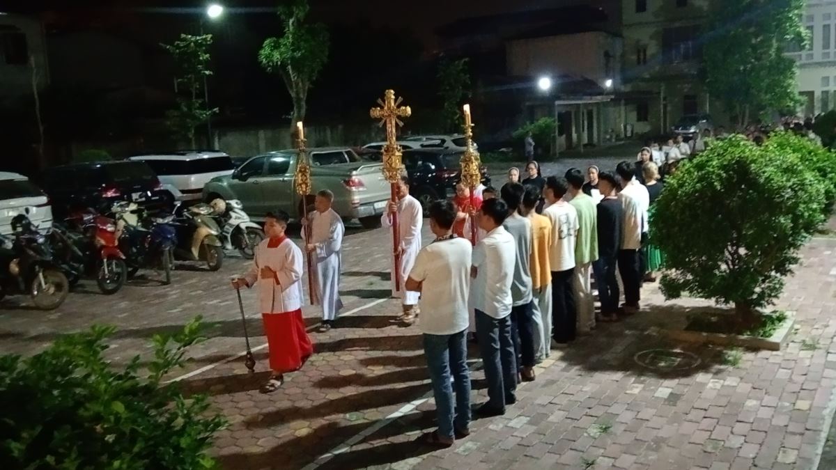 Đoàn rước tiền vào nhà thờ