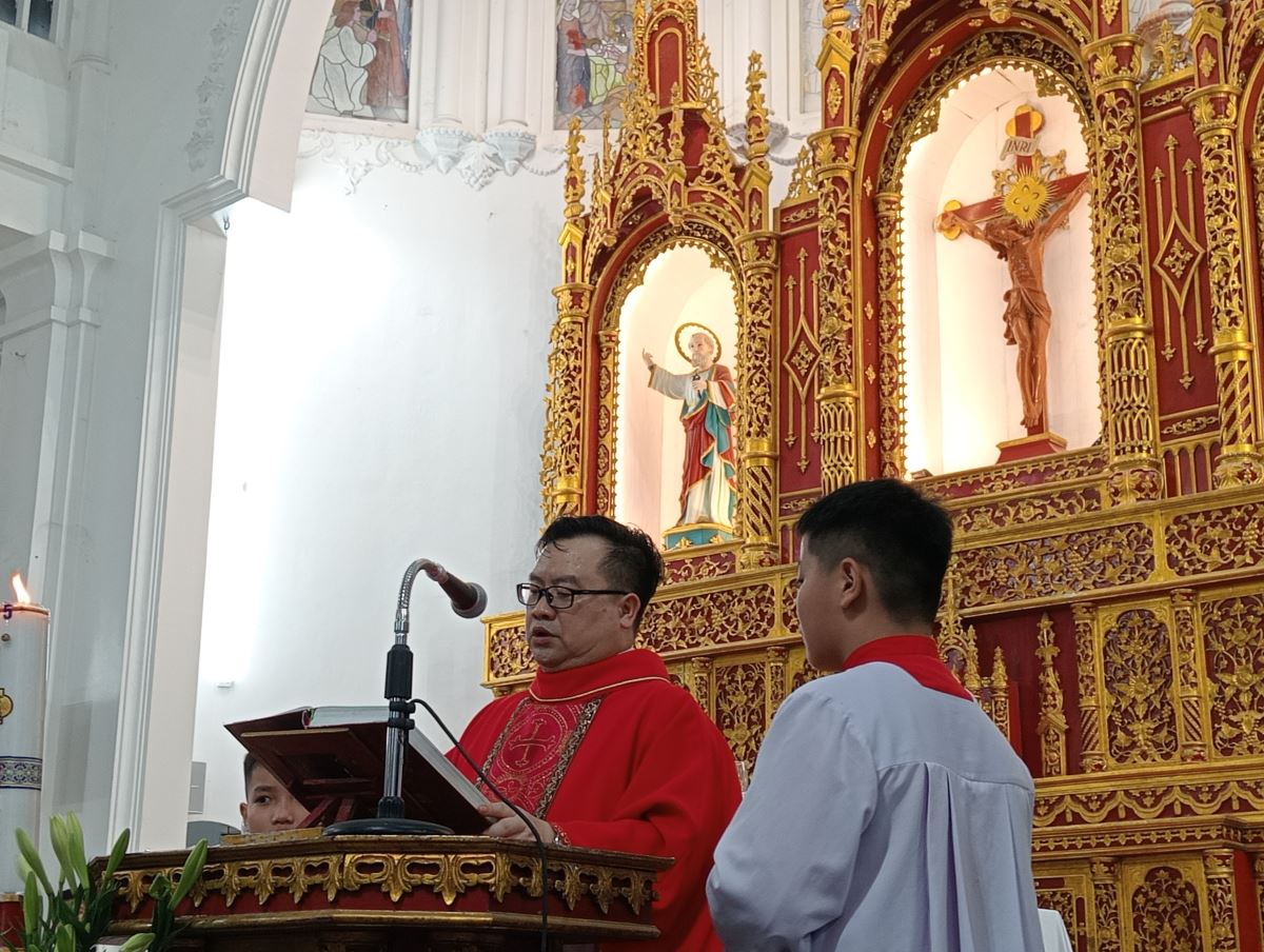 Cha xứ Giuse công bố Tin mừng và giảng lễ