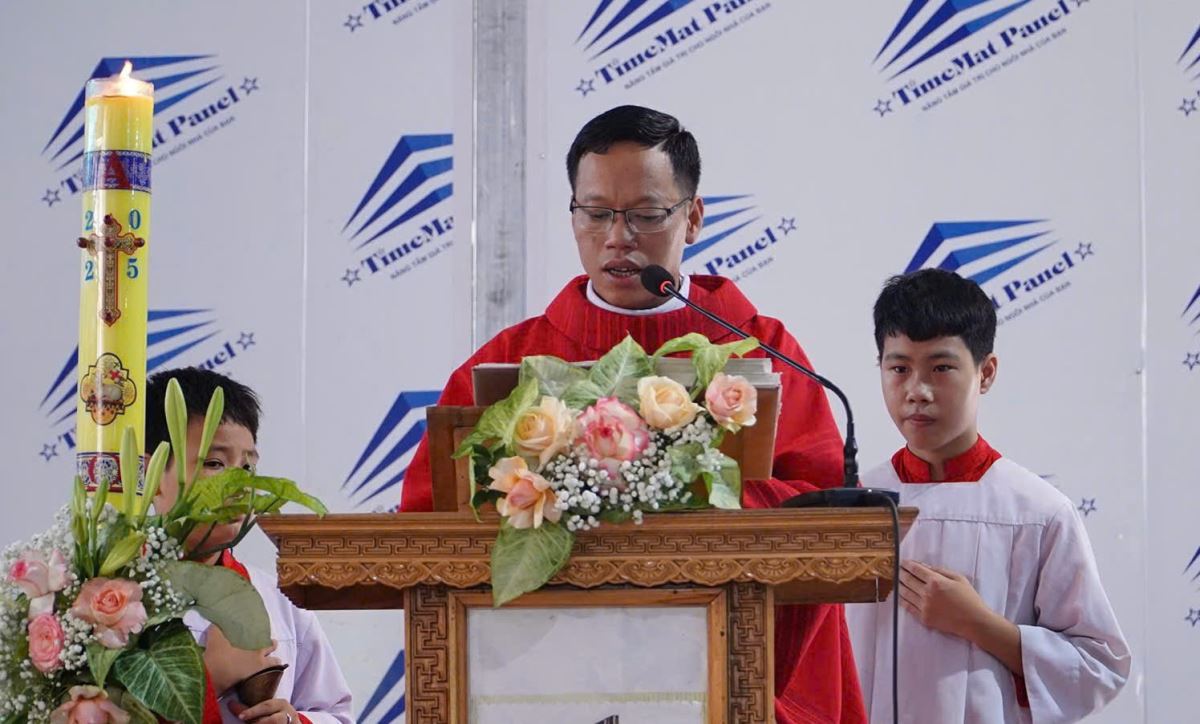 Cha công bố Tin mừng và giảng lễ