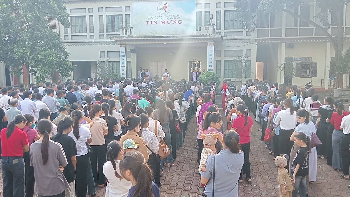 Cộng đoàn tham dự nghi thức hành hương