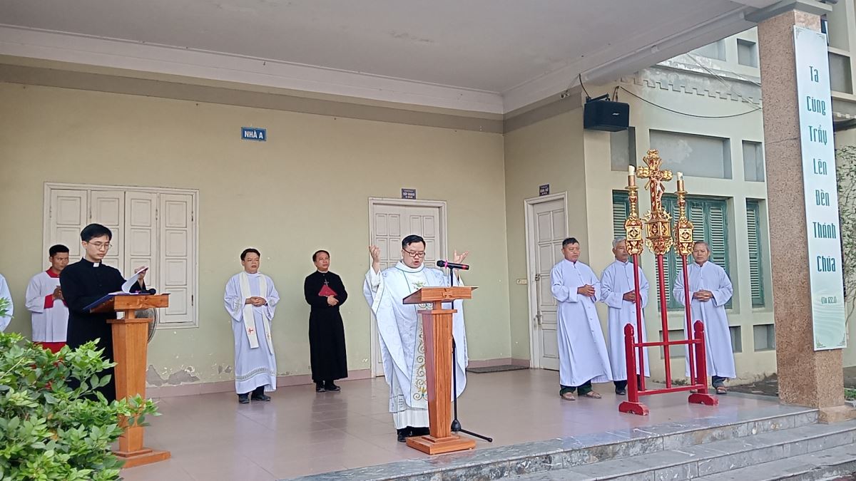 Cha Giuse Nguyễn Văn Tuyến chủ sự nghi thức hành hương