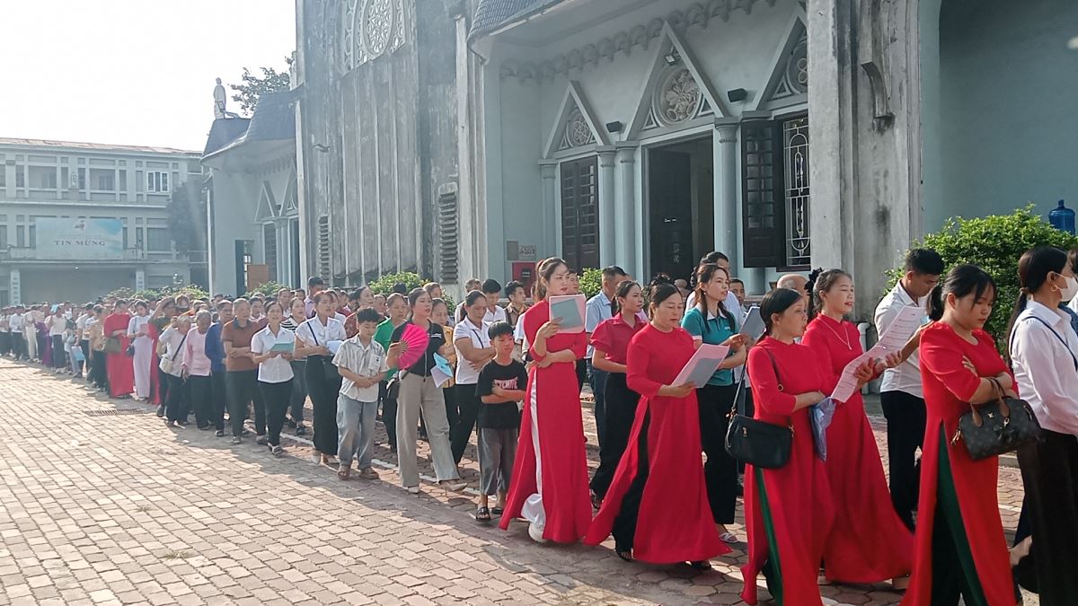 Đoàn hành hương tiến vào nhà thờ