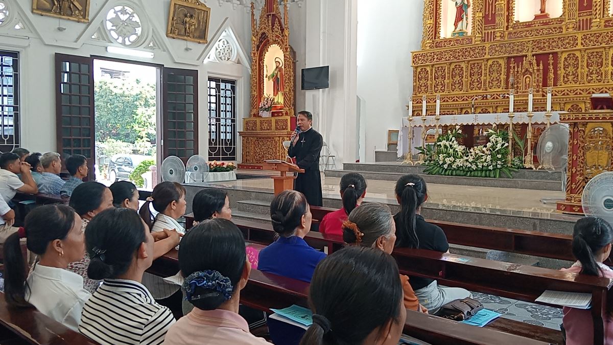 Cha chia sẻ tĩnh tâm và hướng dẫn cộng đoàn xét mình