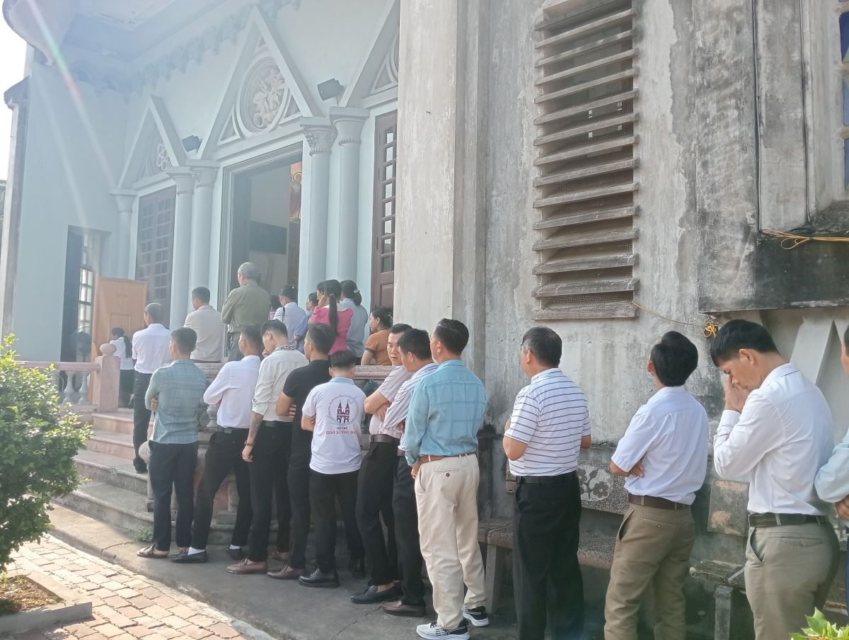 Cộng đoàn xếp hàng để đến với Bí tích Hòa giải