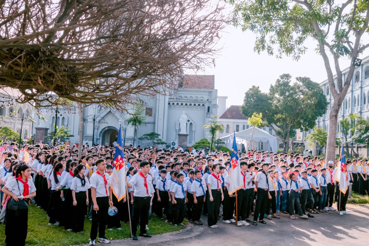 Các xứ đoàn xếp hàng ngay ngắn tham dự nghi thức hành hương