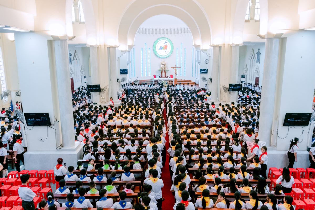 Các xứ đoàn lần lượt tiến vào nhà thờ