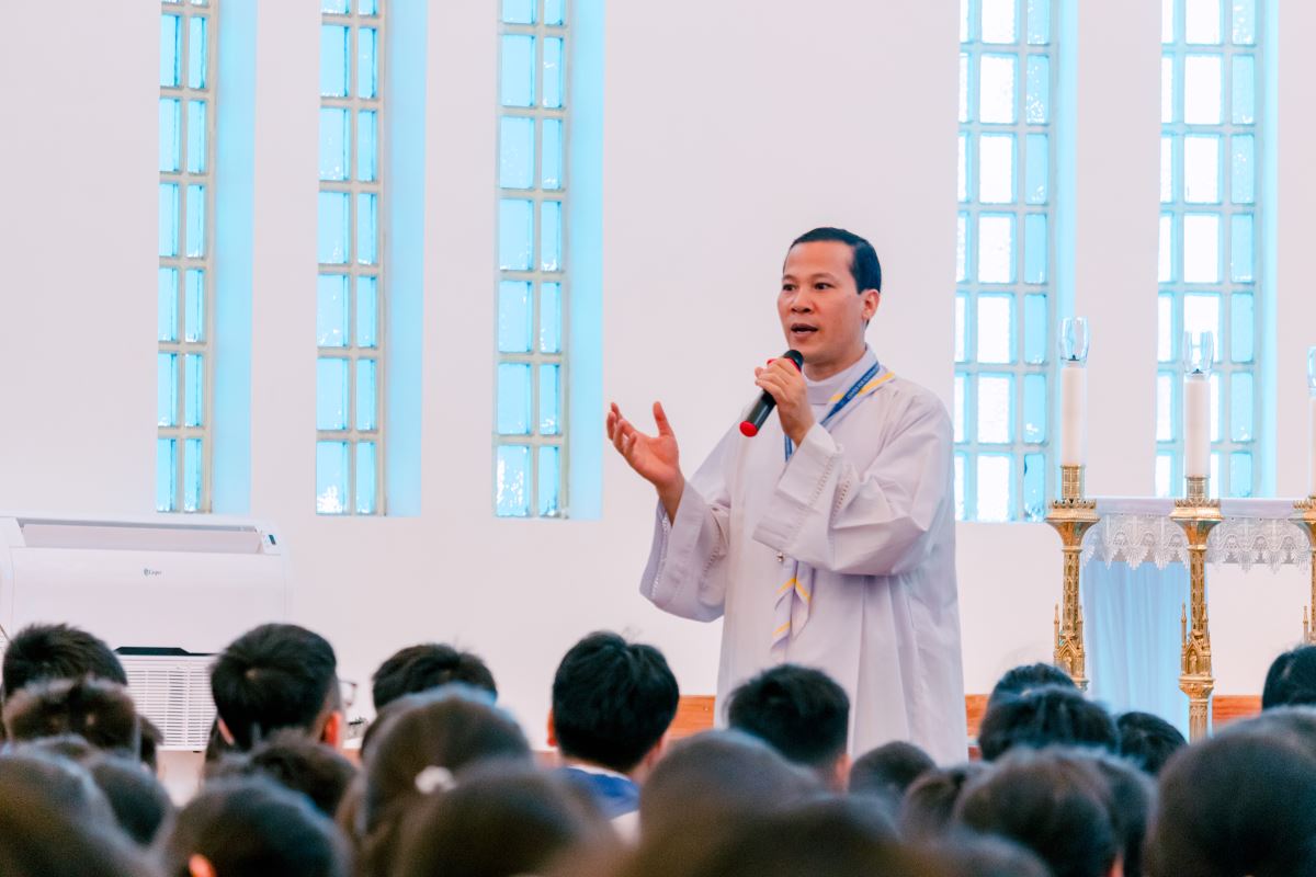 cha Giuse Hà Văn Trọng – Chủ tịch Ủy ban TNTT Giáo phận hướng dẫn các em xét mình