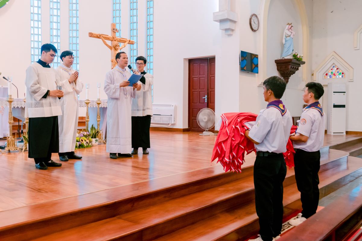 Cha Tuyên úy Giuse Hà Văn Trọng làm phép Khăn quàng Trợ úy