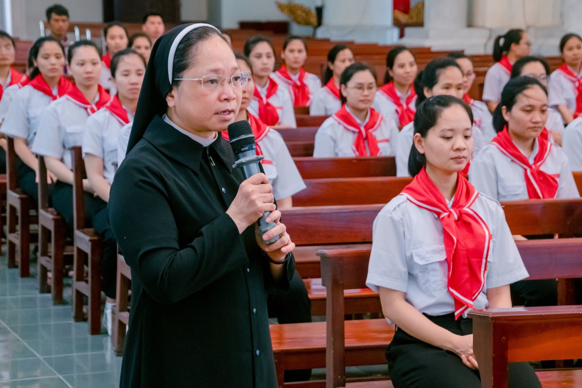 Dì Maria Nguyễn Thị Thay - Giám sư Học viện Hội dòng MTG Hưng Hóa bày tỏ tâm tình tri ân