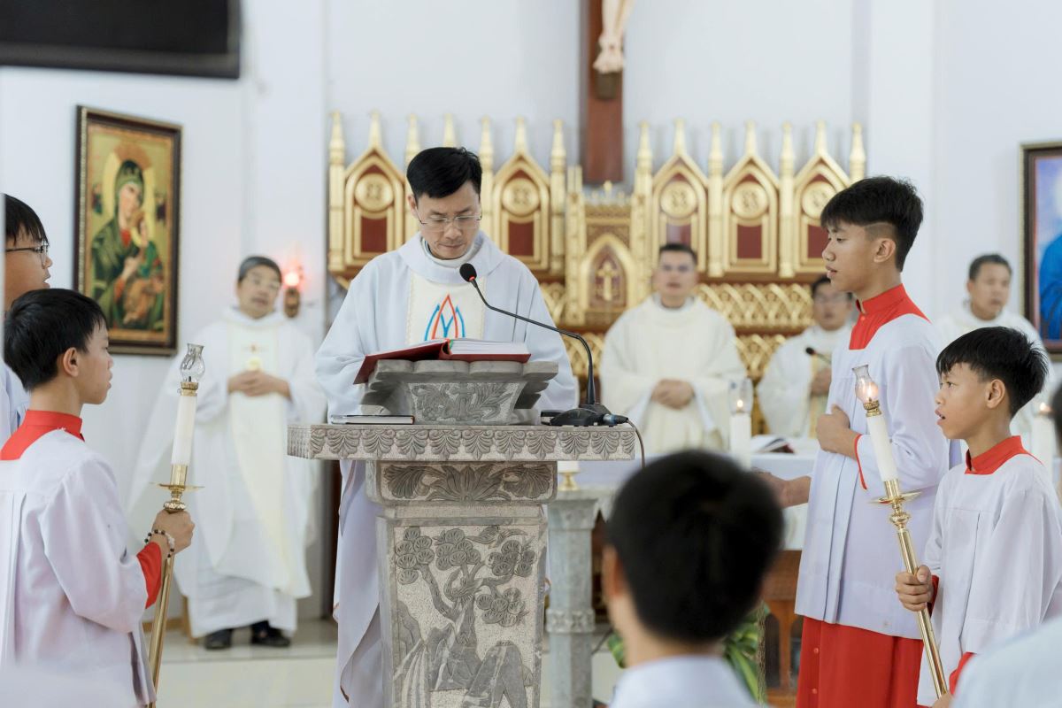 Cha Giuse Nguyễn Ngọc Ngoạn công bố Tin mừng và giảng lễ