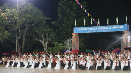 Giáo Xứ Cần Kiệm & Ngô Xá: Dâng Hoa Hiệp Hành Kính Thánh Tâm Chúa Giêsu