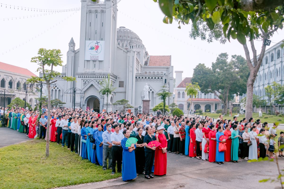 Cộng đoàn tham dự nghi thức hành hương