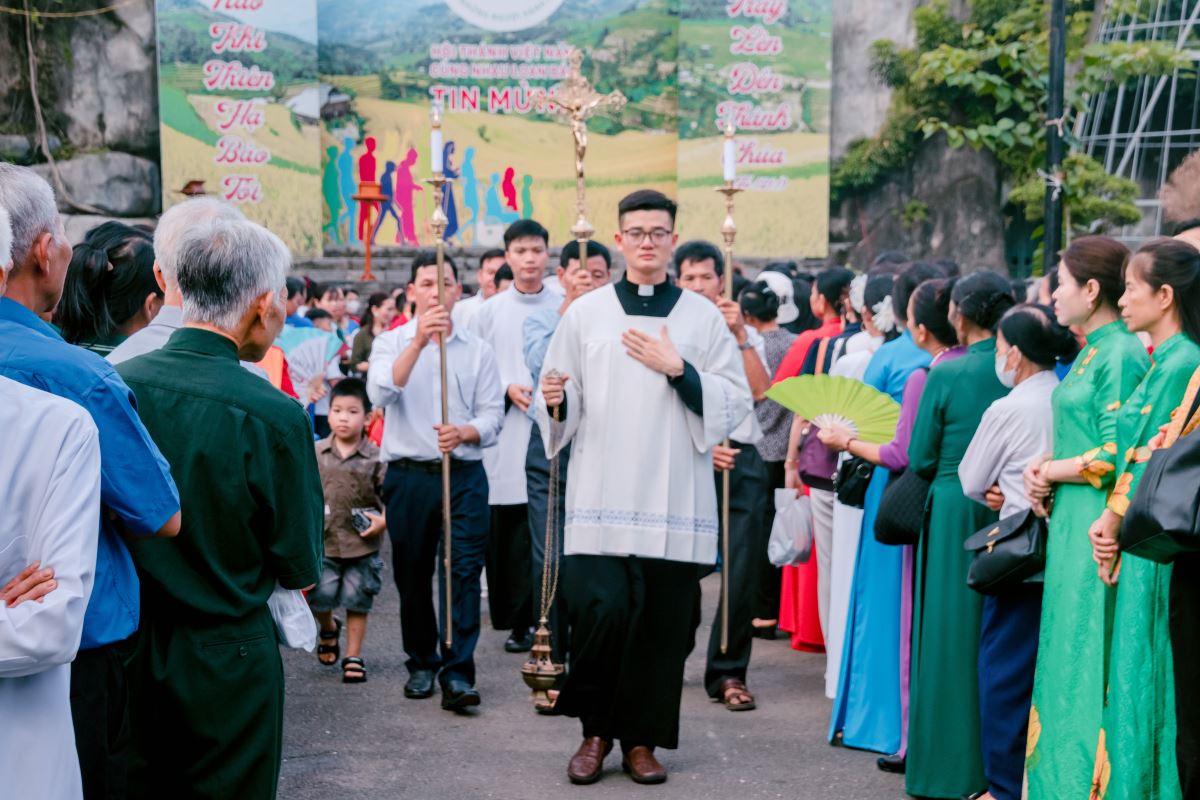 Đoàn hành hương tiến vào Nhà thờ
