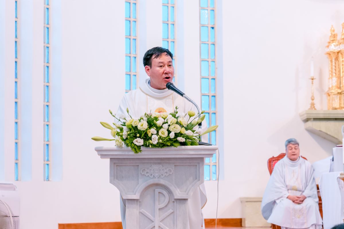 Cha Phêrô Trịnh Công Chí giảng lễ