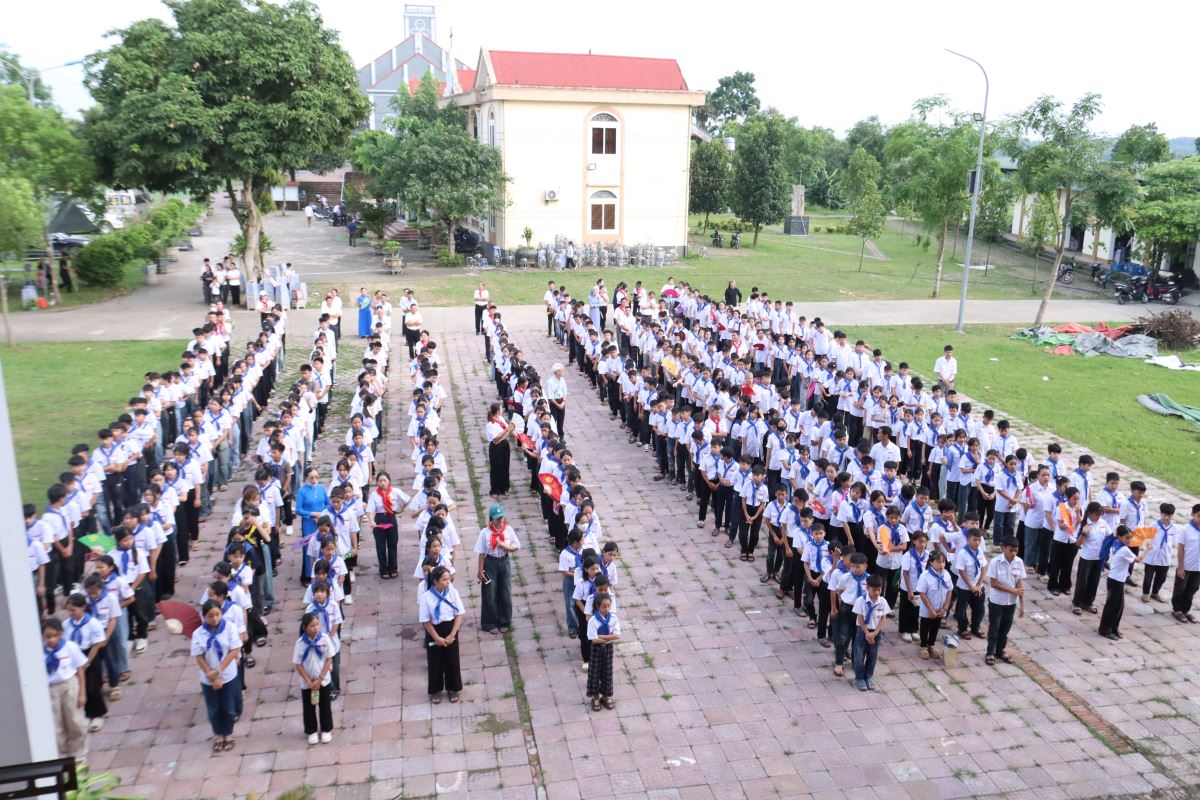 Các em thiếu nhi và cộng đoàn tham dự nghi thức hành hương