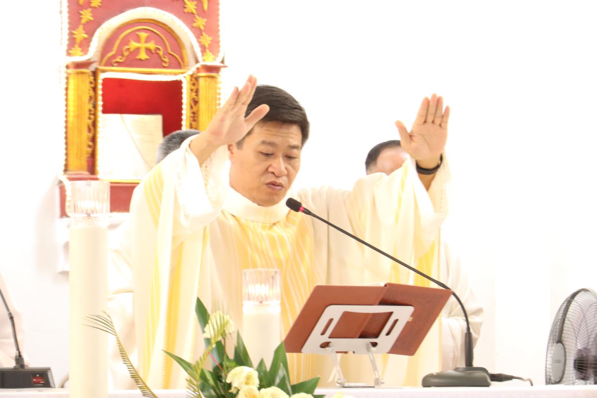 Cha chủ tế ban phép lành với ơn toàn xá