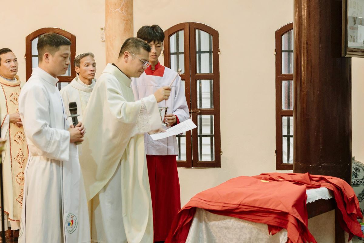Cha Giuse Nguyễn Văn Hùng làm phép Khăn Dự trưởng