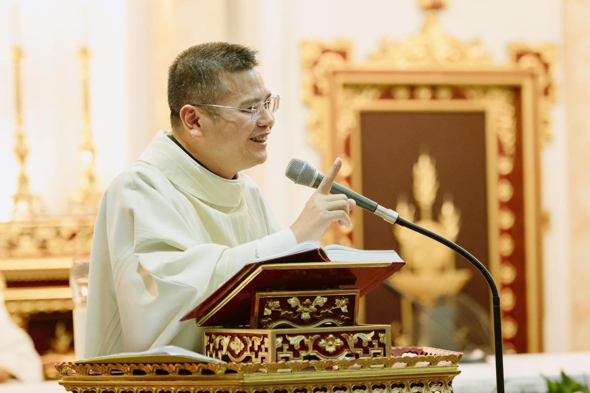 Cha Giuse Nguyễn Văn Hùng giảng lễ