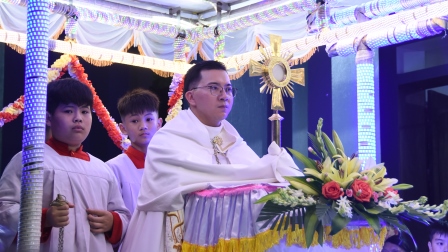 Giáo xứ Bãi Dòng cung nghinh Thánh Thể