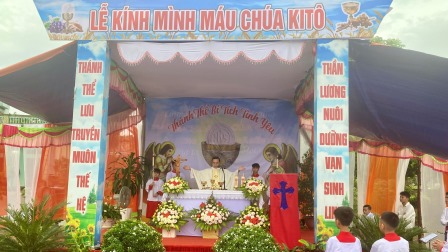 Giáo Xứ Thủy Trạm: Cử Hành Thánh Lễ Kính Mình Máu Thánh Chúa Kitô và Cung Nghinh Thánh Thể Chúa Ra Bên Ngoài
