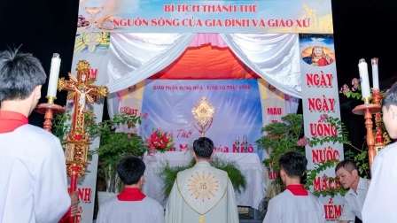 Giáo xứ Trại Vàng: Lễ Mình Máu Thánh Chúa Kitô – Rước Thánh Thể