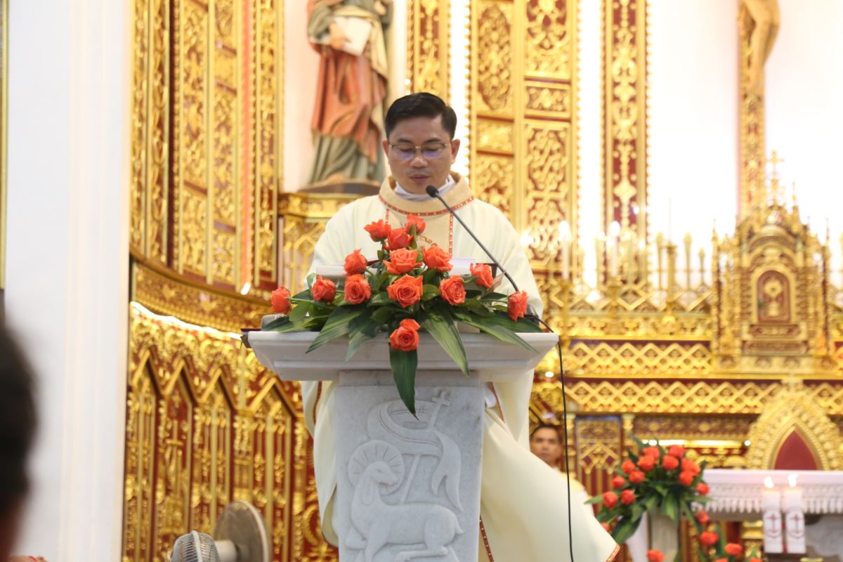 Cha xứ Giuse Phan Văn Luật giảng lễ