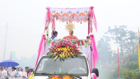 Giáo Xứ Hiền Quan: Cử Hành Thánh Lễ Kính Mình Máu Thánh Chúa Kitô Và Cung Nghinh Thánh Thể