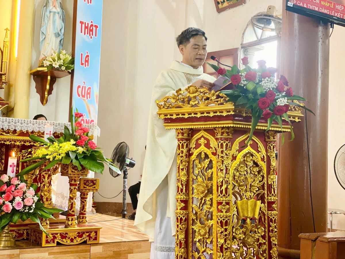 Cha Giuse Đỗ Công Tiếu giảng lễ