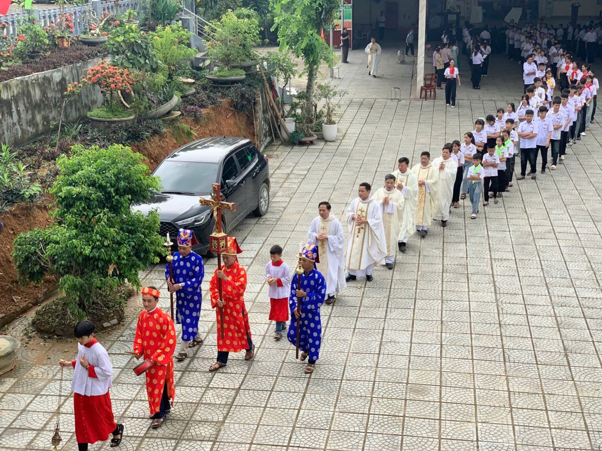 Đoàn hành hương tiến về nhà thờ