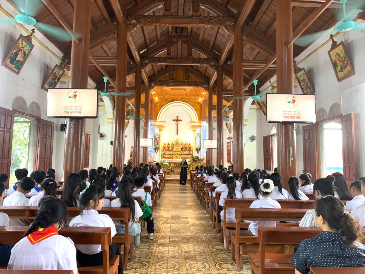 Các em Tu sinh chăm chú lắng nghe chia sẻ