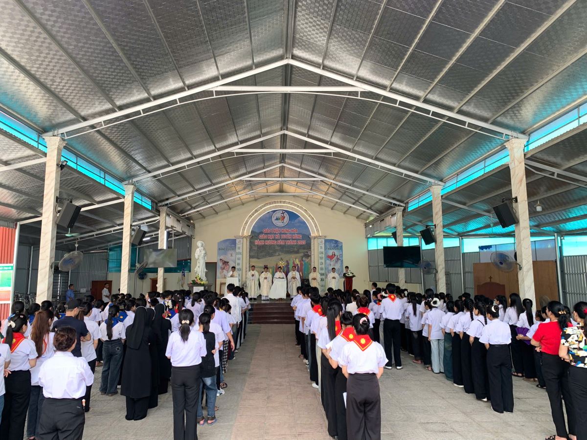 Cộng đoàn tham dự nghi thức hành hương