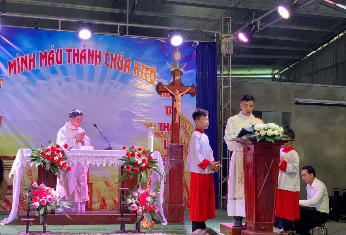 Thầy Phó tế Phêrô Mai Văn Thủy công bố Tin mừng và giảng lễ