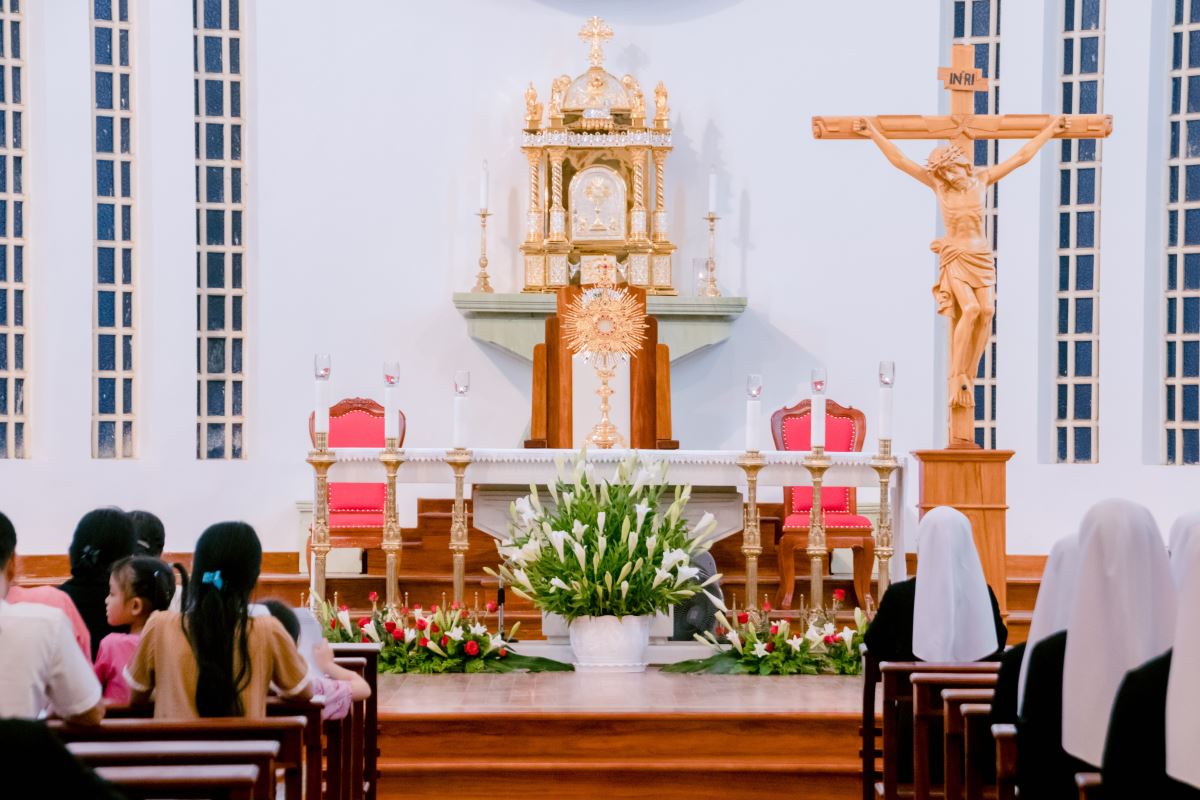 Cộng đoàn thay phiên nhau Chầu Thánh Thể trong 24 giờ (từ 06g30 sáng thứ Sáu)