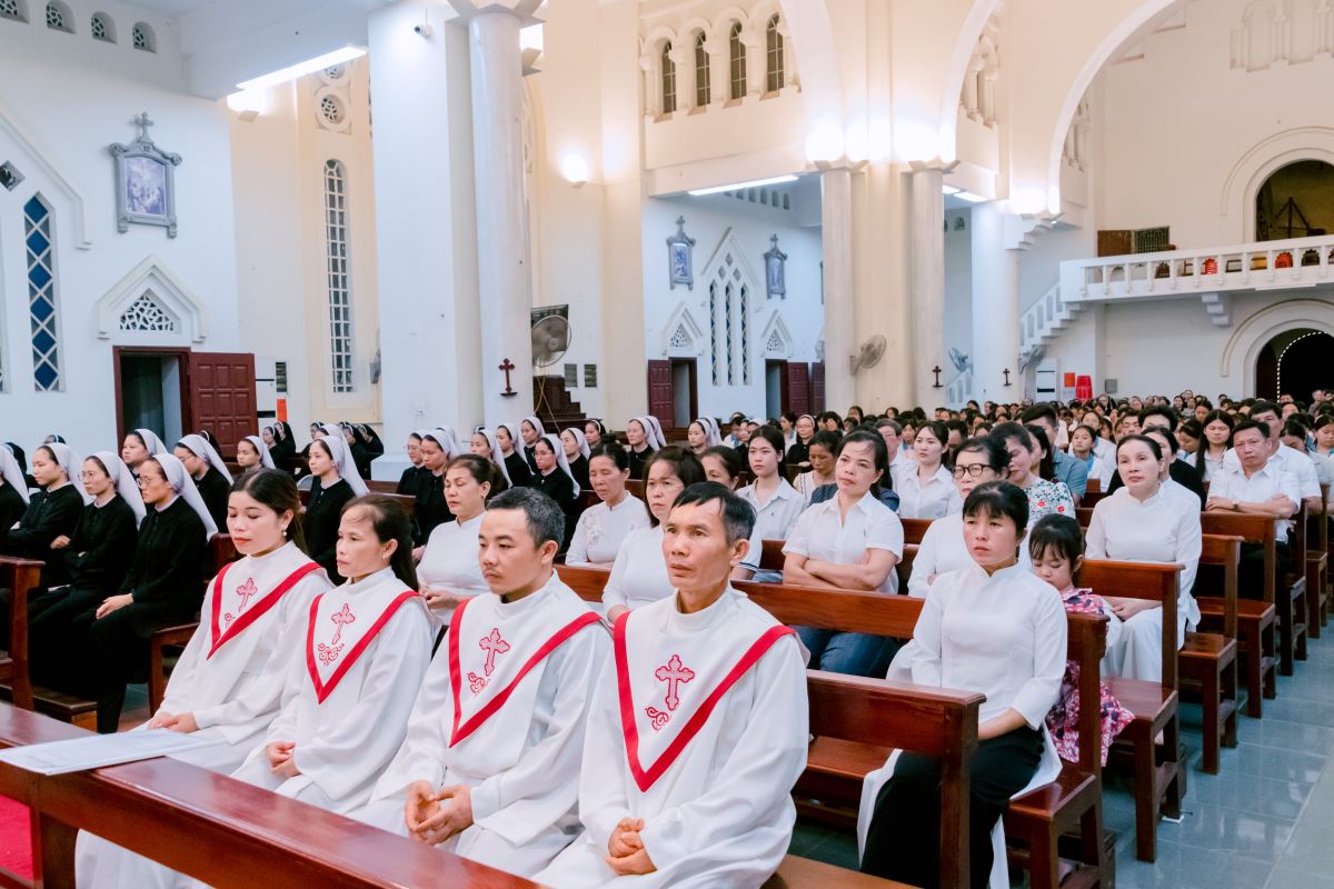 cộng đoàn sốt sắng tham dự Thánh lễ