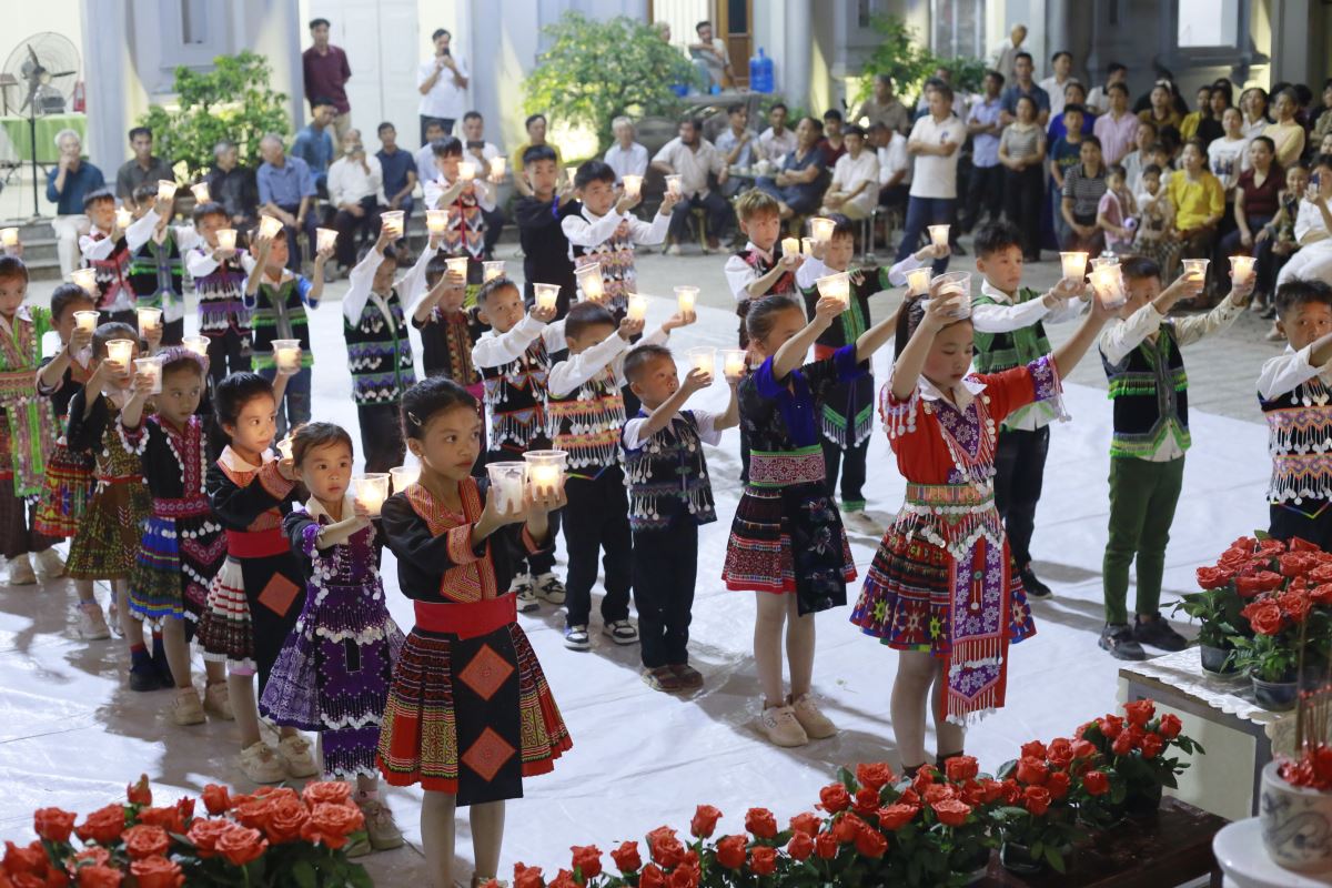 Phần dâng hoa của Đội hoa Giáo điểm Nậm Xé