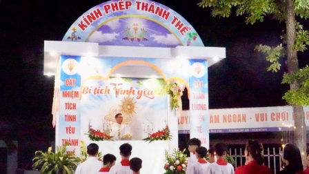 Giáo Xứ Phù Lao: Long Trọng Mừng Lễ Kính Thánh Tâm Chúa Giêsu Và Cung Nghinh Thánh Thể