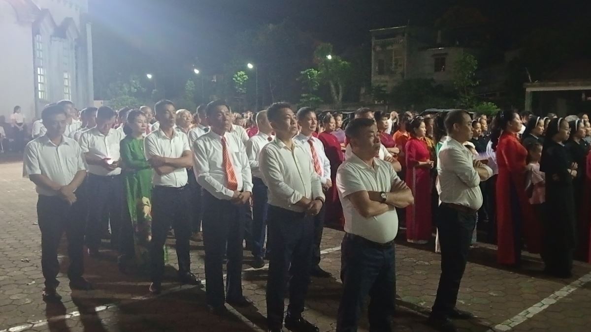 Cộng đoàn tham dự nghi thức hành hương do cha xứ Giuse Nguyễn Văn Tuyến chủ sự