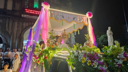 “Chúa Đi Giữa Chúng Con” – Đêm Cung Nghinh Thánh Thể Và Thánh Lễ Kính Thánh Tâm Chúa Giêsu Tại Giáo Xứ Vĩnh Lộc