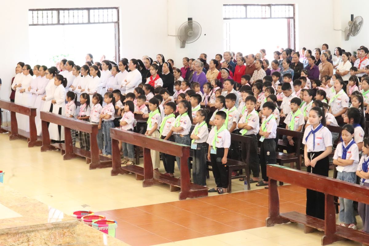 Cộng đoàn sốt sắng tham dự Thánh lễ