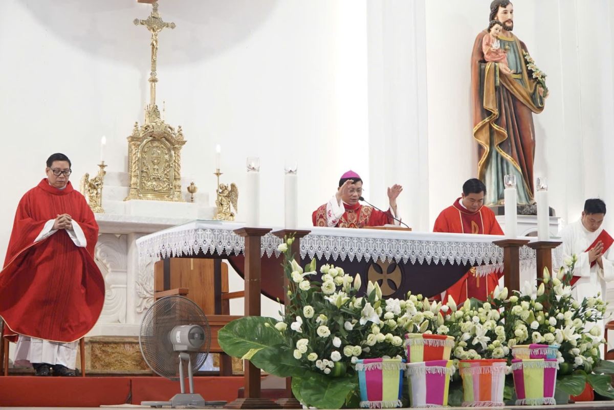 Đức cha phụ tá ban phép lành cuối lễ