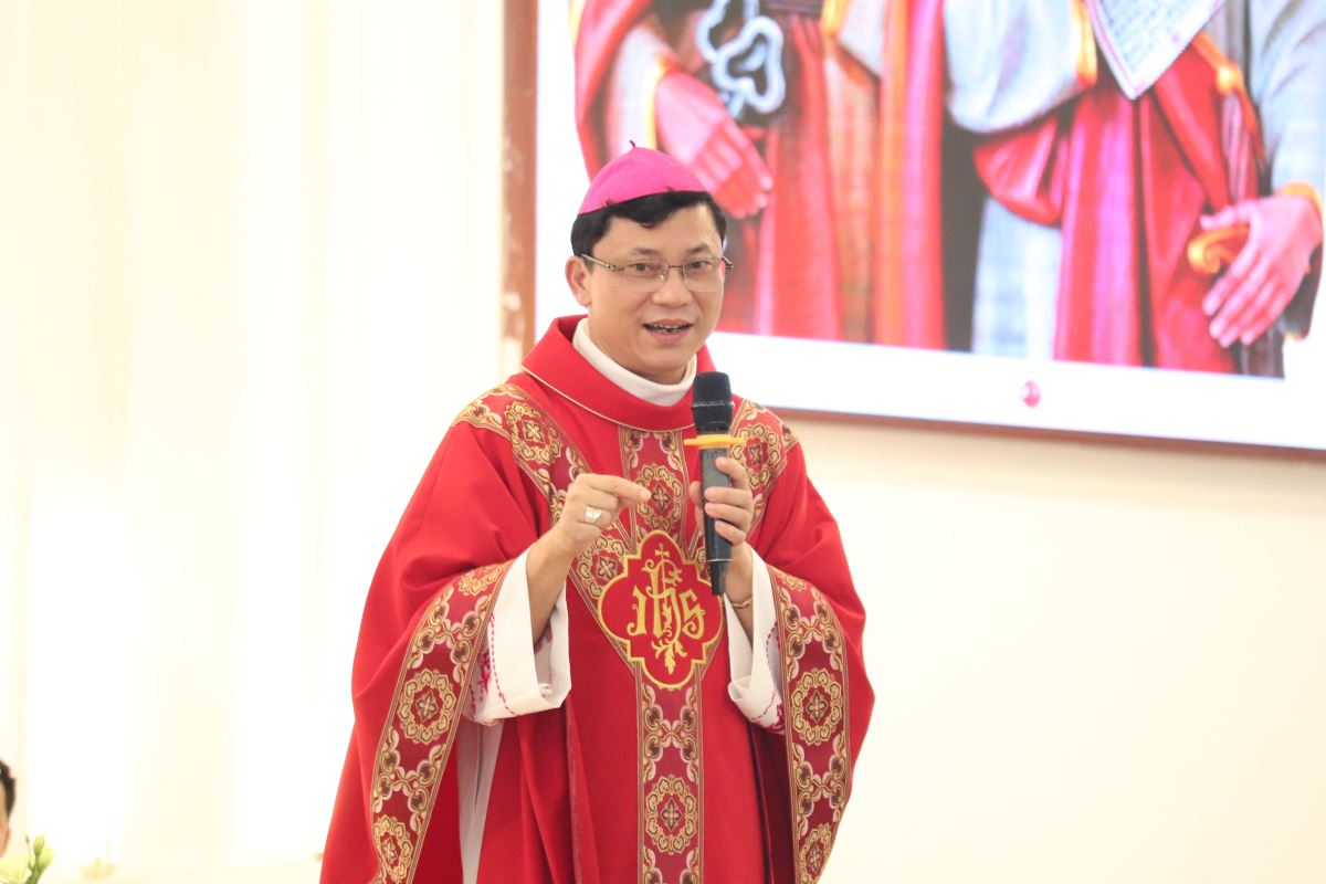 Đức cha phụ tá Phaolô giảng lễ