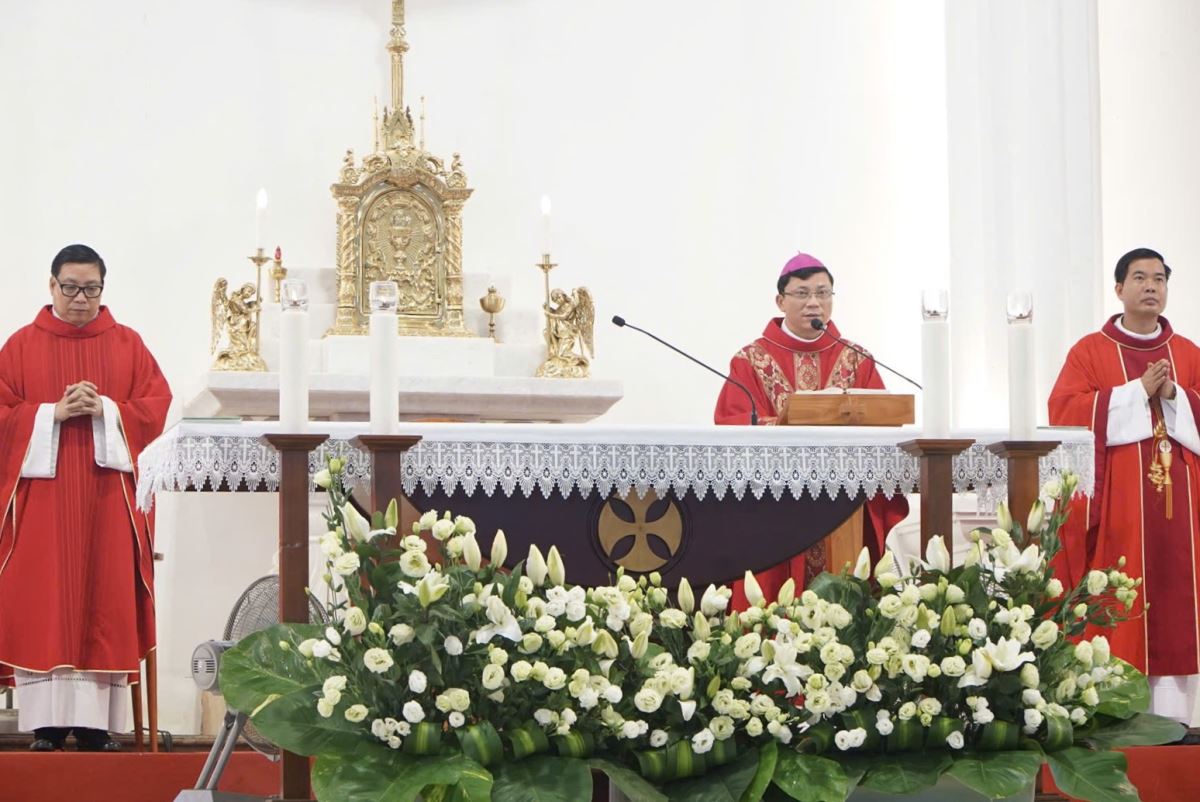  Đức cha phụ tá Phaolô ngỏ lời với cộng đoàn